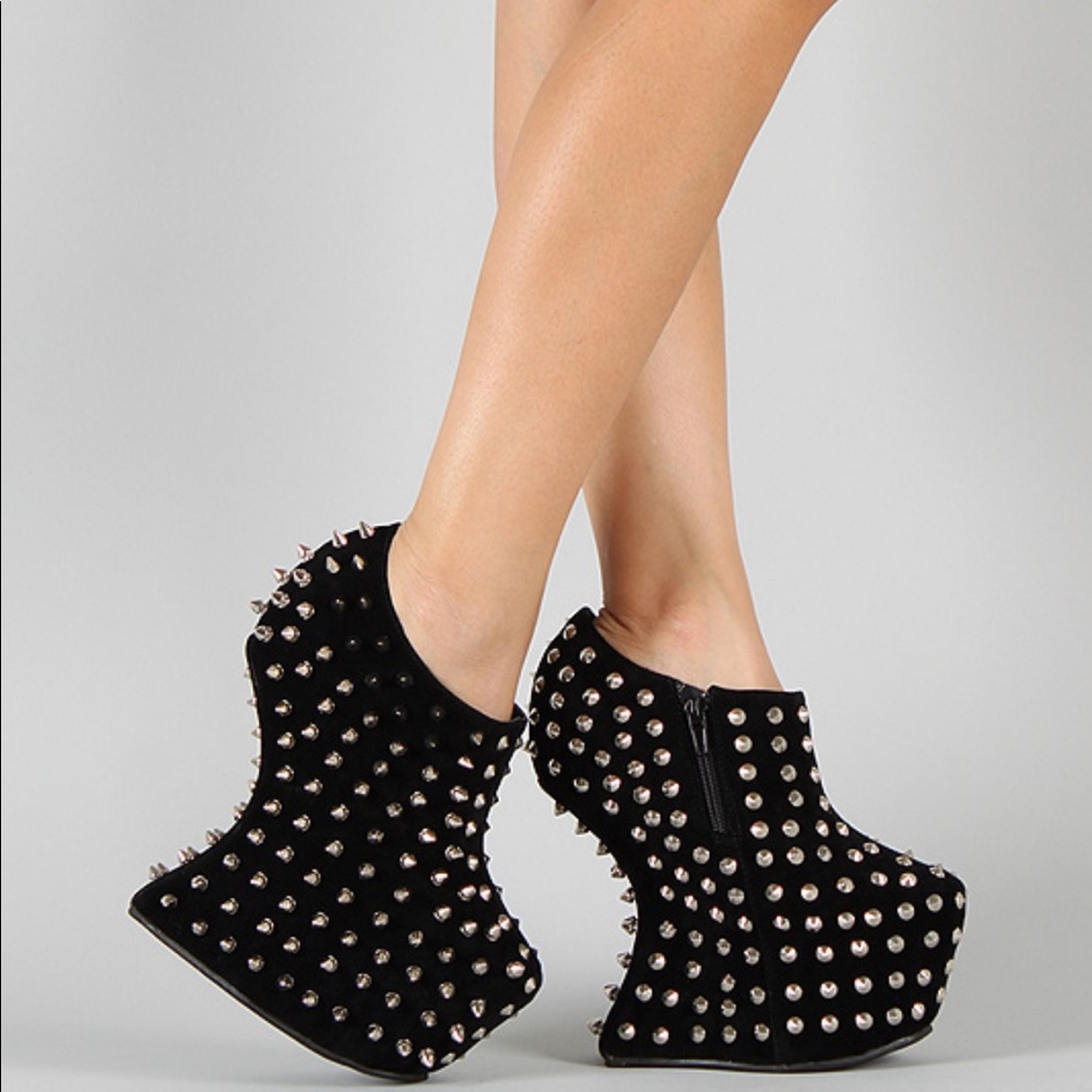 Spike booties